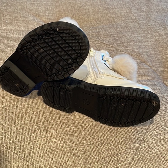 RACHEL white patent leather boots. Size toddler 7 - Picture 3 of 3